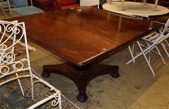 An early Victorian mahogany drop leaf dining table, W.136cm extended, D.122cm, H.70cm